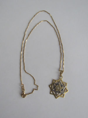 שרשרת חוליות ותליון מגן דוד ועוד משולשים זהב לבן וצהוב 14K התליון לא חתום נבדק הזהב השרשרת 