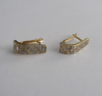 זוג עגילי תליה זהב 14K צהוב, עבודת חריטות חתום, אורך העגיל 1.9 ס''מ משקל 1.6 גרם