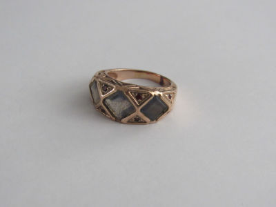 טבעת זהב ורוד עם אבני חן צבעוניות חתום משקל 5.4 גרם מידה 5