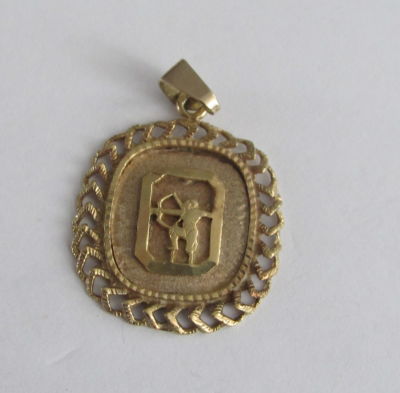 תליון זהב 14K זהב צהוב עם קשת במרכז ועבודה מיוחדת משקל 4 גרם חתום אורך 3.5 ס''מ