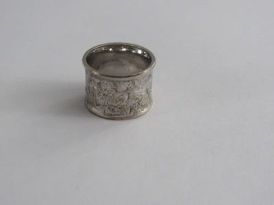 טבעת זהב 9K זהב לבן עבודת חריטות משקל 6.4 גרם חתום מידה 7