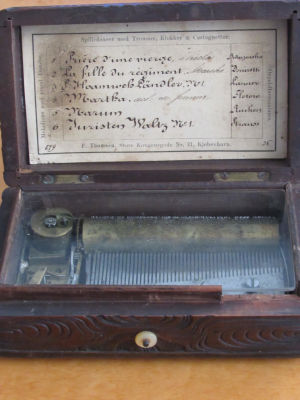 תיבת נגינה מכנית עתיקה בקופסת עץ עם גילופים ותבליטים עבודת יד 15X8X6 ס"מ