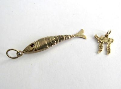לוט 2 תליוני זהב 14 קרט - דג אורך 4.5 ס"מ - חי אורך 1.8 ס"מ