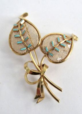 סיכת זהב 14 קרט חתומה עם טורקיזים -פגמים קטנים באחד העלים - אורך 6.5 ס"מ