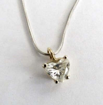 שרשרת ותליון זהב לבן 14 קרט חתומה עם יהלום טבעי ליטוש לב 6.3-5.4 מ"מ - גובה 3.2 מ"מ נקי לבן - 