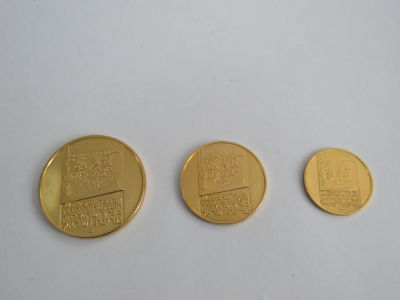 סט 3 מטבעות זהב 900 - תשל"ג - כ"ה שנים למדינת ישראל בקופסת עץ זית מקורית במצב מעולה - 
משקלי 