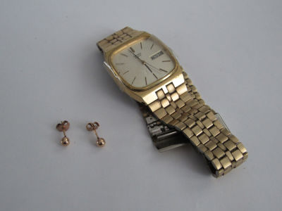 לוט : זוג עגילי זהב כדורים קוטר 3.8 מ"מ -0.6 גרם ושעון יד SEIKO במצב עבודה עם סוללה חדשה - מכסה 