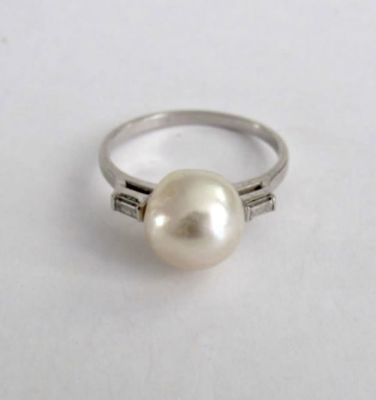 טבעת זהב לבן 14 קרט עם פנינה 9.5 מ"מ קוטר ושני אבני ספיר לבן בצדדים - מידה 7