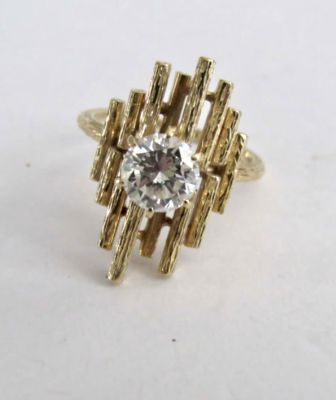 טבעת זהב 18 קרט משובצת יהלום טבעי 6.6 מ"מ קוטר - כנראה כ 1 קרט פלוס 
ניקיון SI1- צבע I-J - מידה 