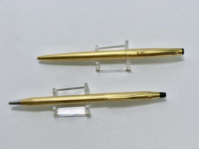 לוט 2 עטים כדוריים Ballpoint של חברת cross אותו עיצוב שניהם ציפוי זהב לאחד חסר מילוי באורך 13.5 ס׳׳מ