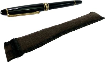 עט נובע MONTBLANC עם ציפורן זהב 14k לא נטבל בדיו מידת הציפורן m ישנם שריטות של שנים על העט אך 