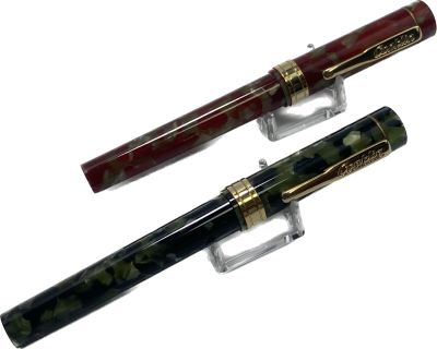 סט לה ולו עטים נובעים לגבר ולאישה חברת Conklin ohio USA בצבעים אחד אדום השני ירוק לא נטבלו בדיו 