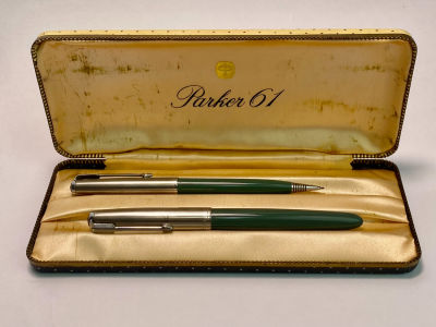 סט עטי PARKER אחד נובע נטבל בדיו, השני עיפרון, בקופסא פארקר 61, אורך 13-14 ס"מ