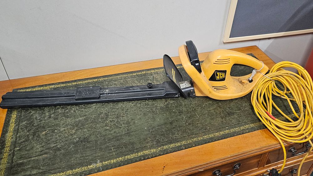 Lot 205: JCB hedge trimmer