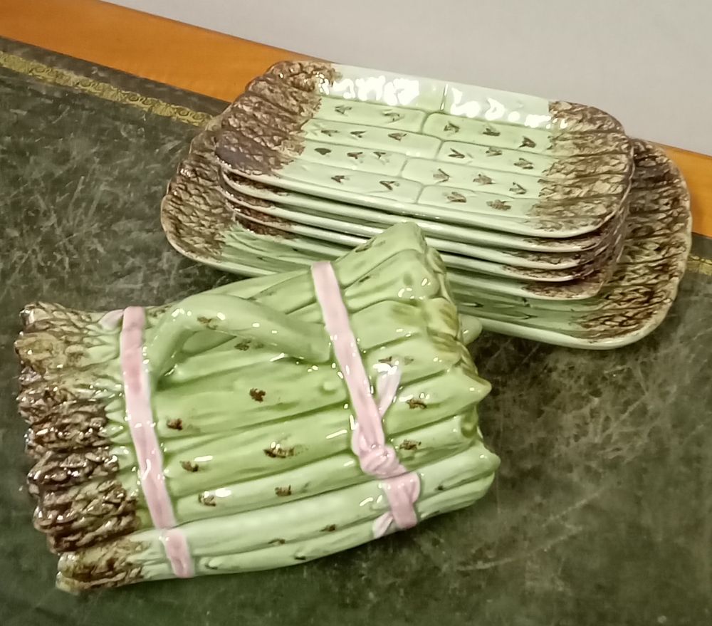 Lot 138: Vintage bordallo pinheiro asparagus server and plates