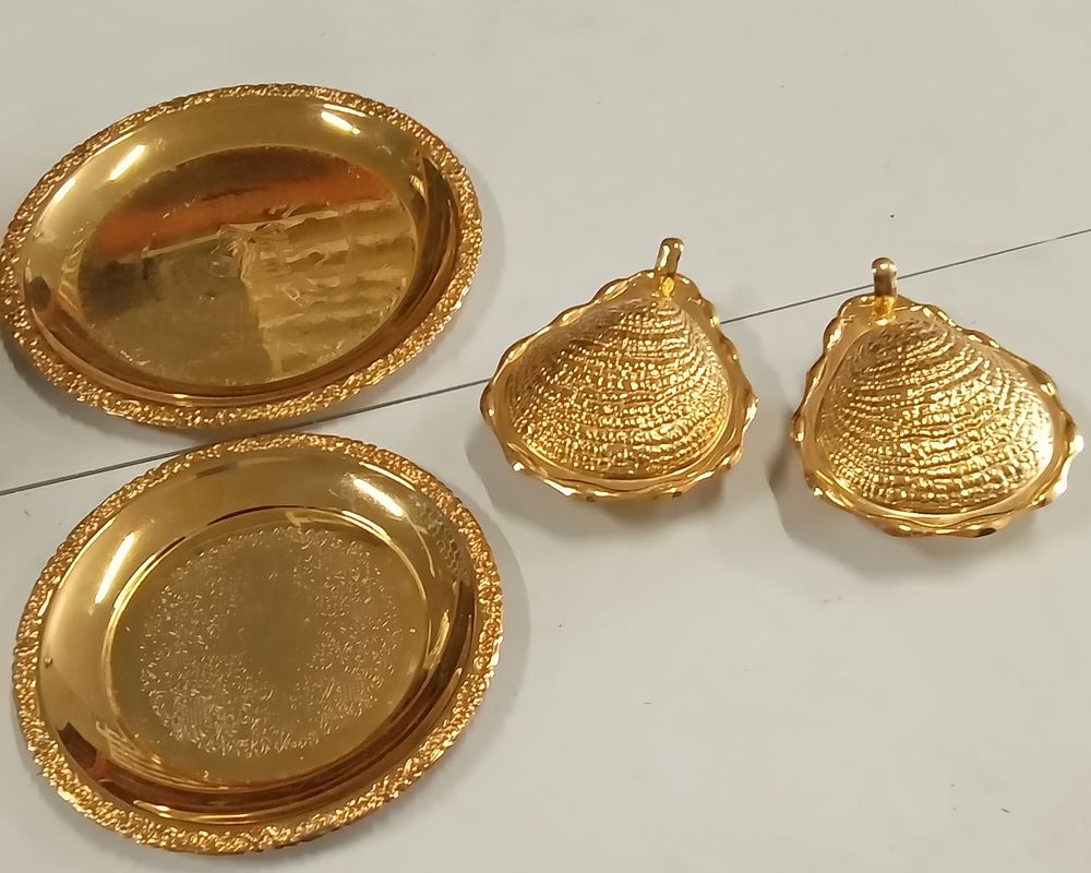 Lot 126: Gold coloured caviar dishes and gold coloured trays