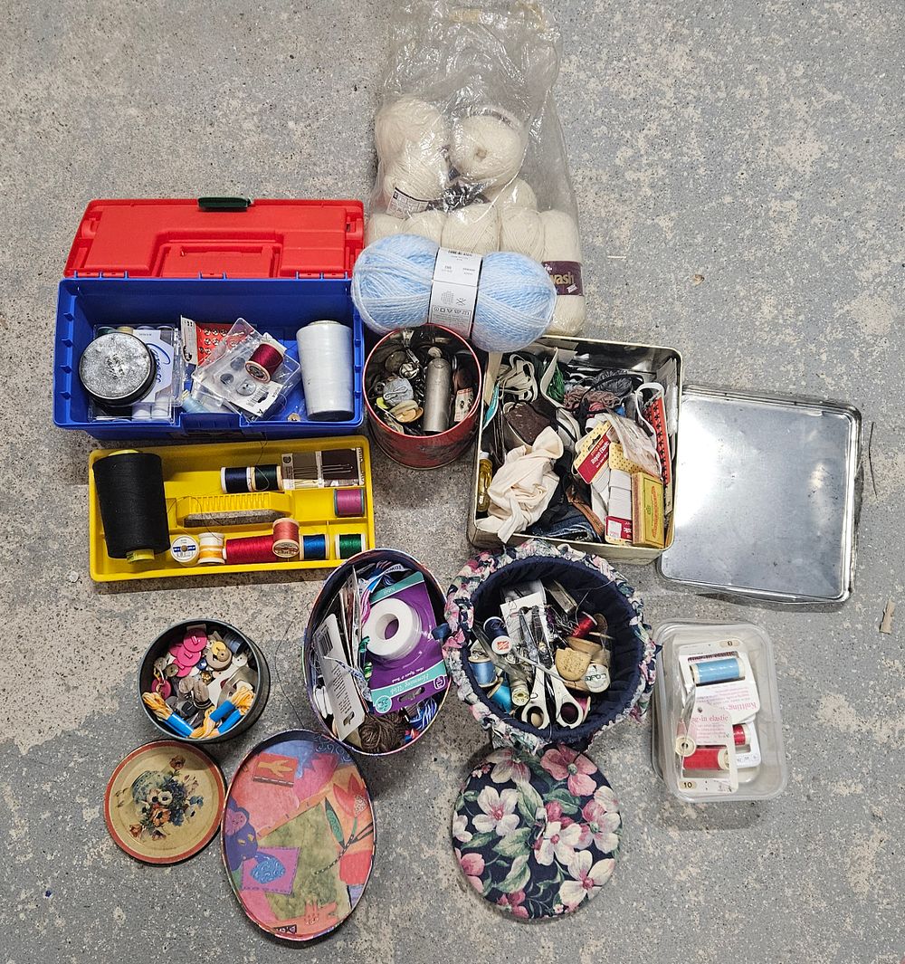Lot 216: Job lot of mixed sewing and knitting stuff