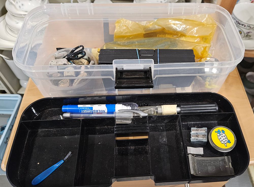 Lot 275: Small Artists Box and Contents