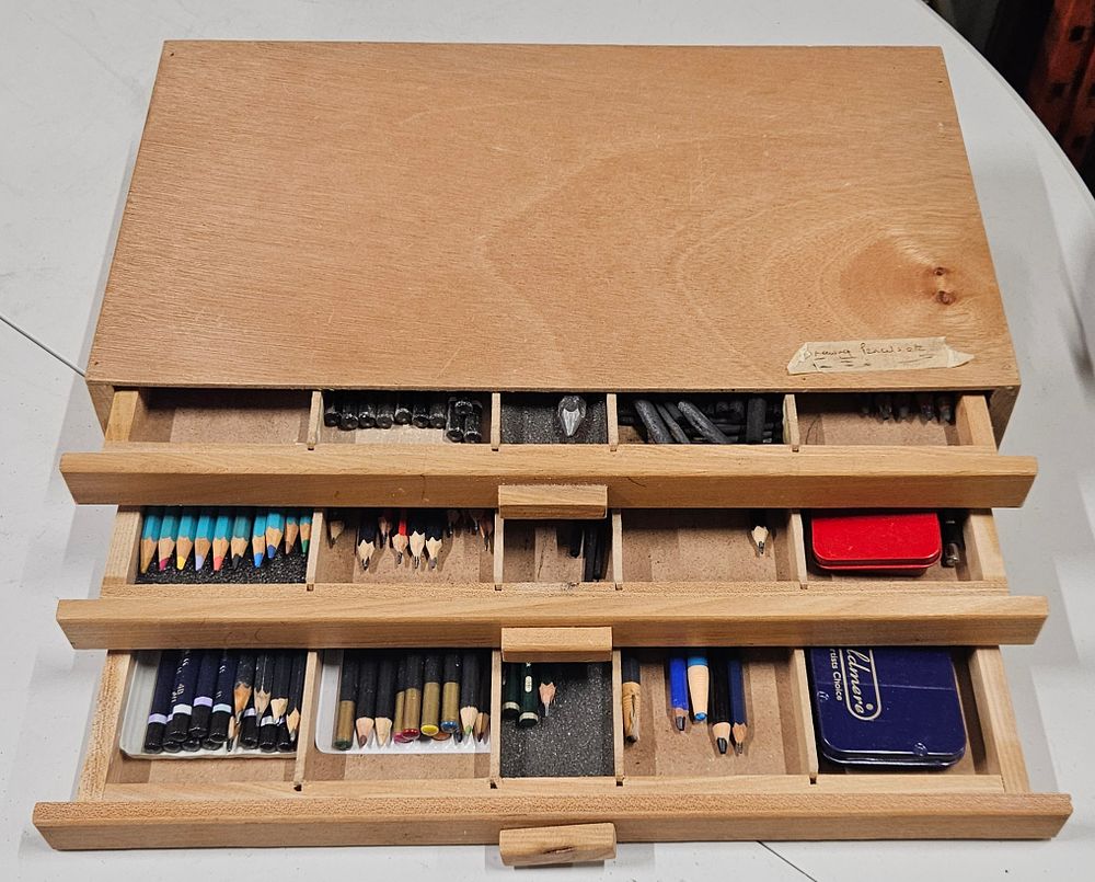 Lot 251: 3 Drawer Art box with contents