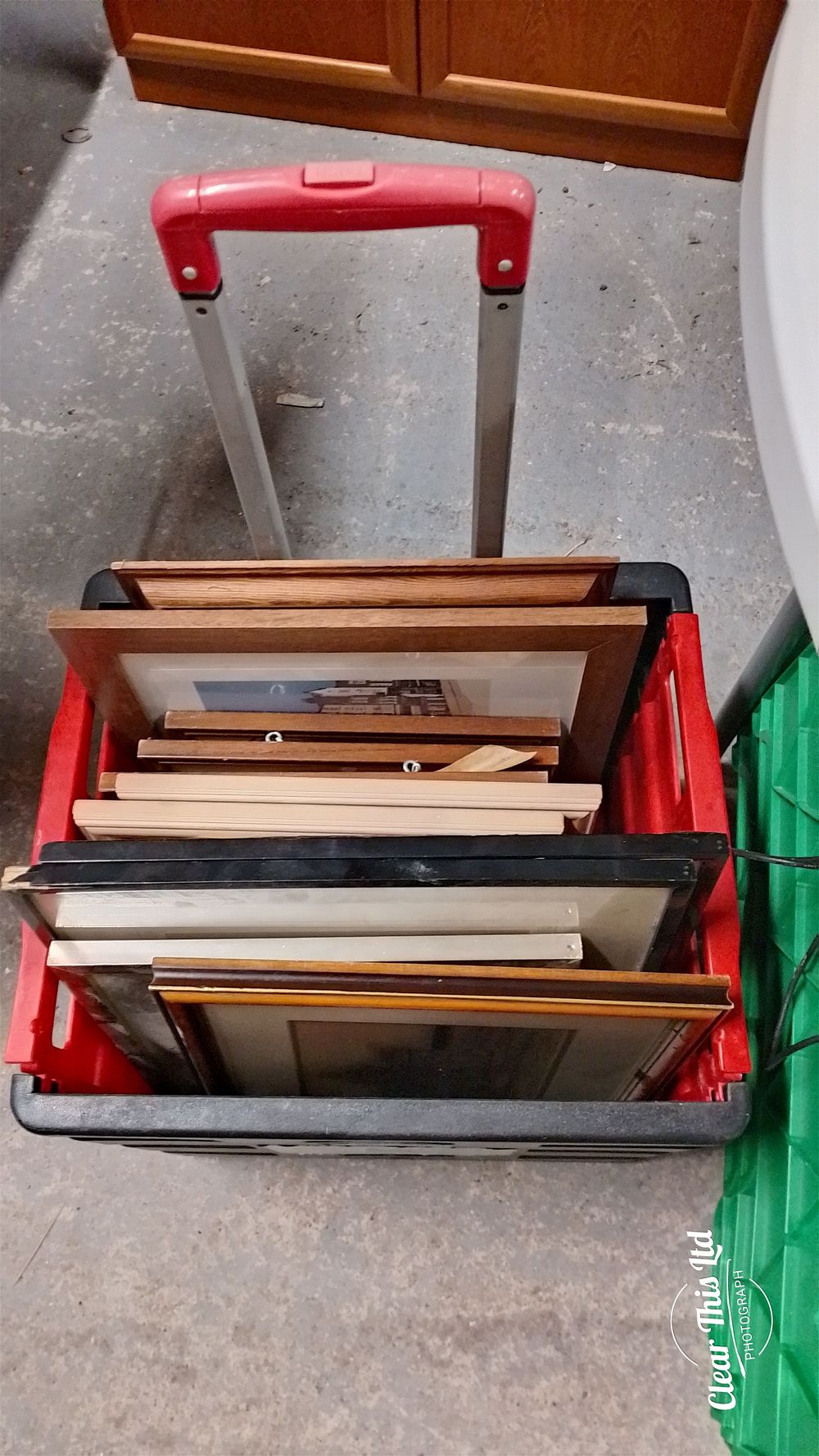 Lot 199: Mixed lot of pictures