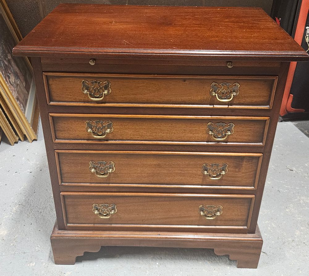 Lot 302: Set of 4 Graduated drawers