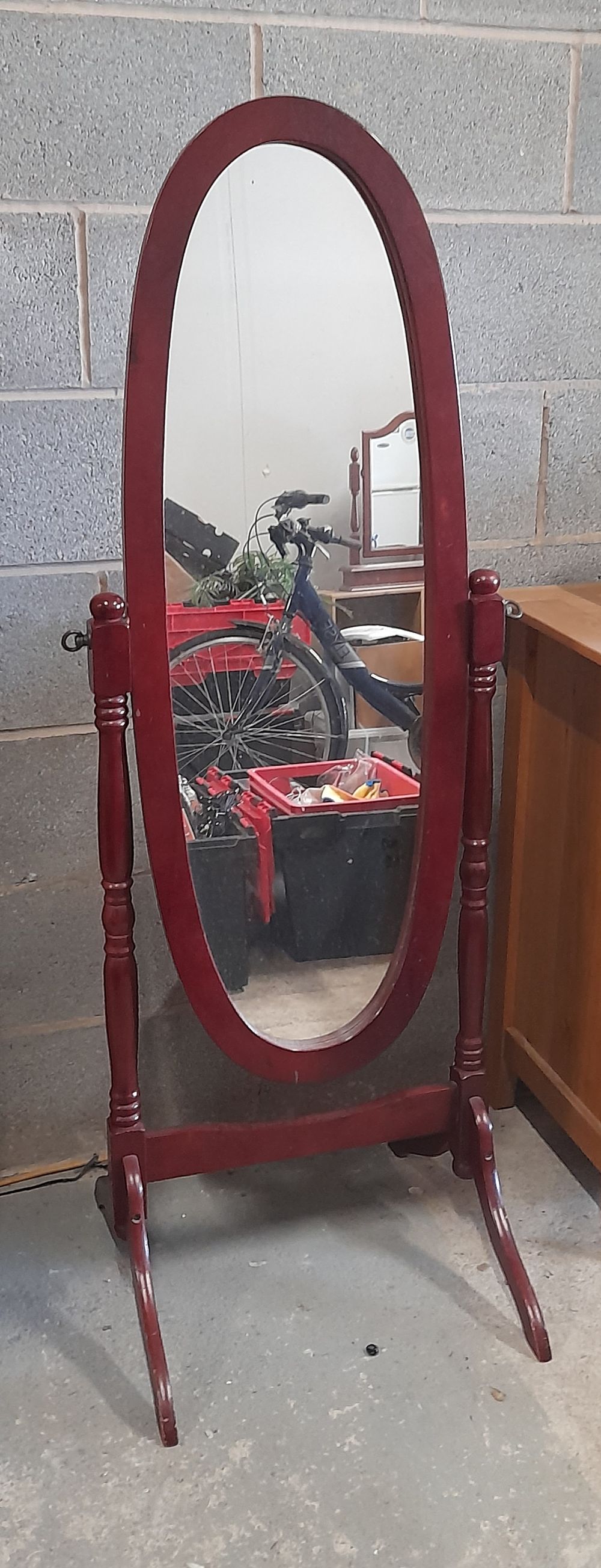 Lot 185: Free standing cheval mirror