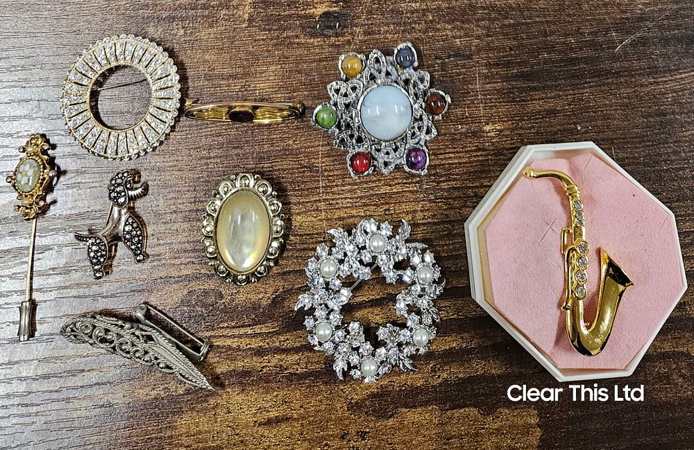 Lot 66: Selection of Brooches