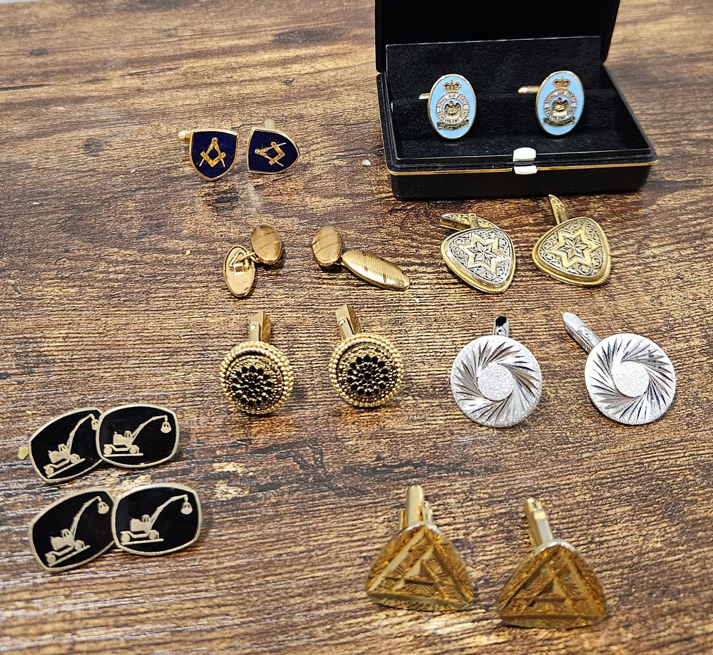 Lot 239: 8 Pairs of Cufflinks