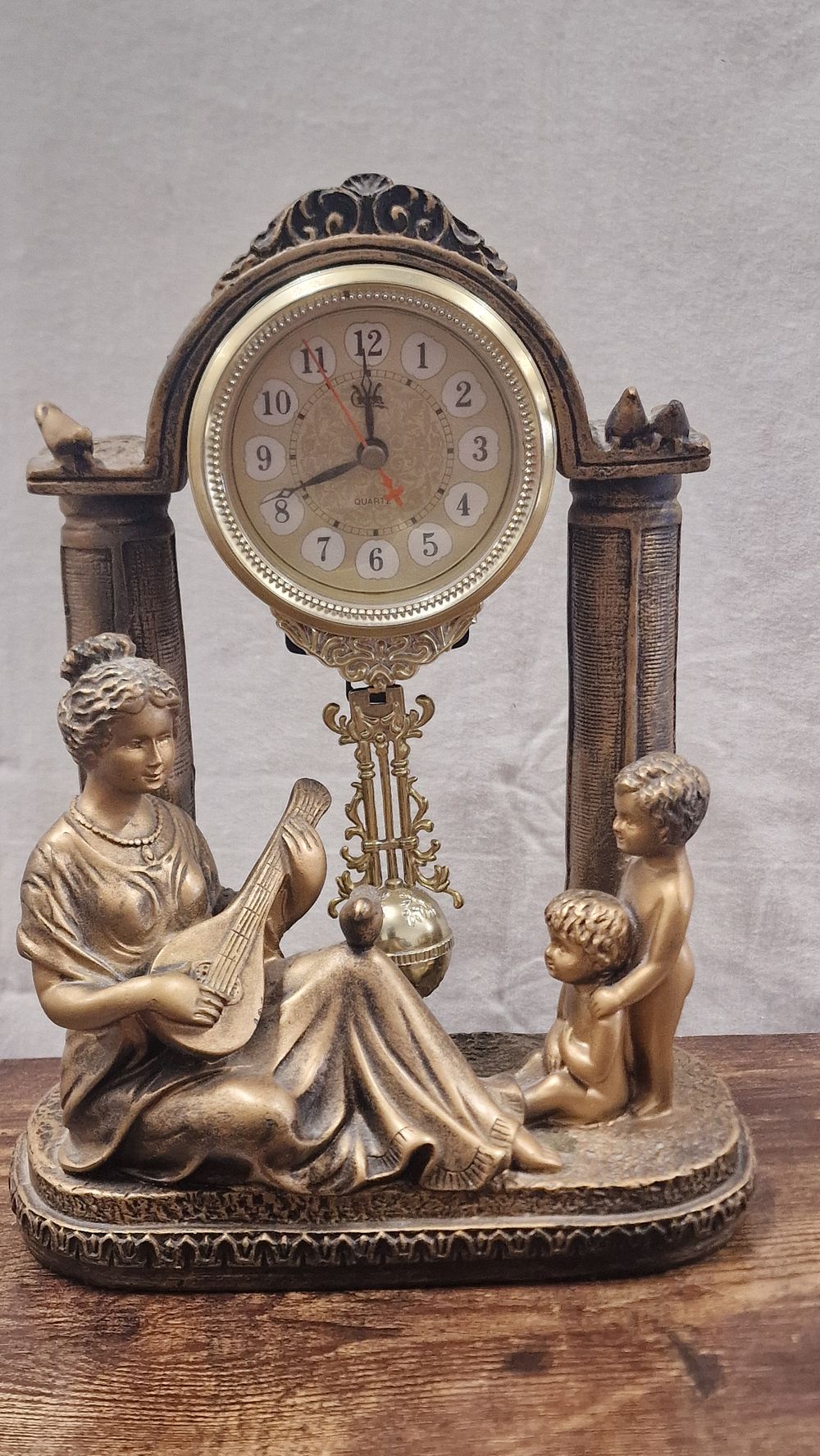 Lot 251: Decorate Quarts Mantle Clock