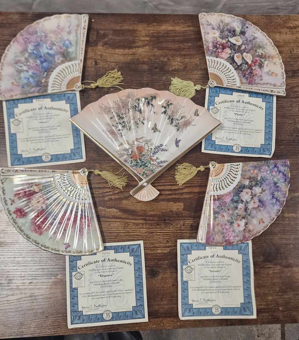 Lot 254: Selection of Five Fan Ceramic Plates