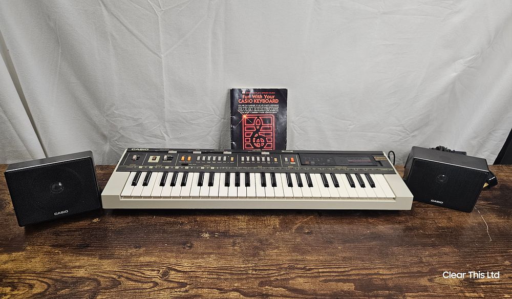Lot 262: Vintage Casiotone MT-800 Keyboard.