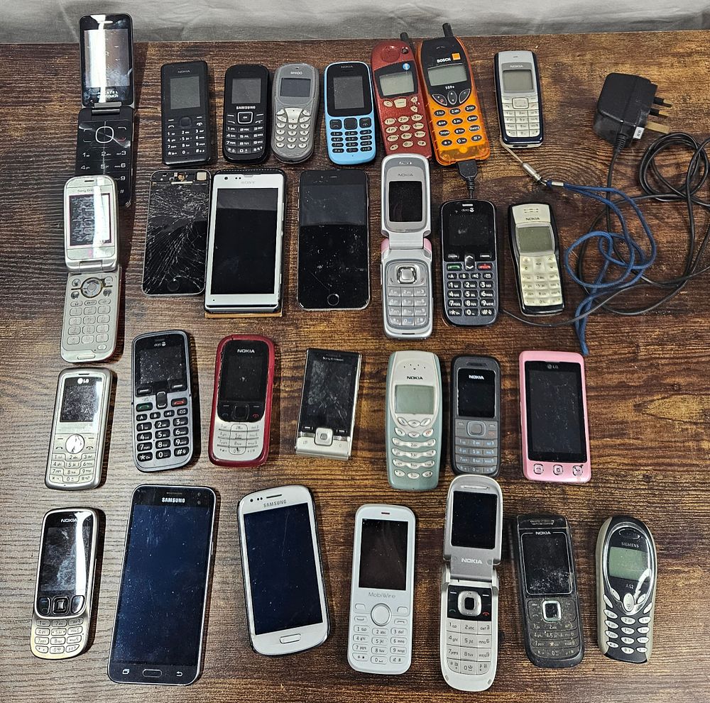 Lot 277: Job Lot of 29 Old Mobile Phones.