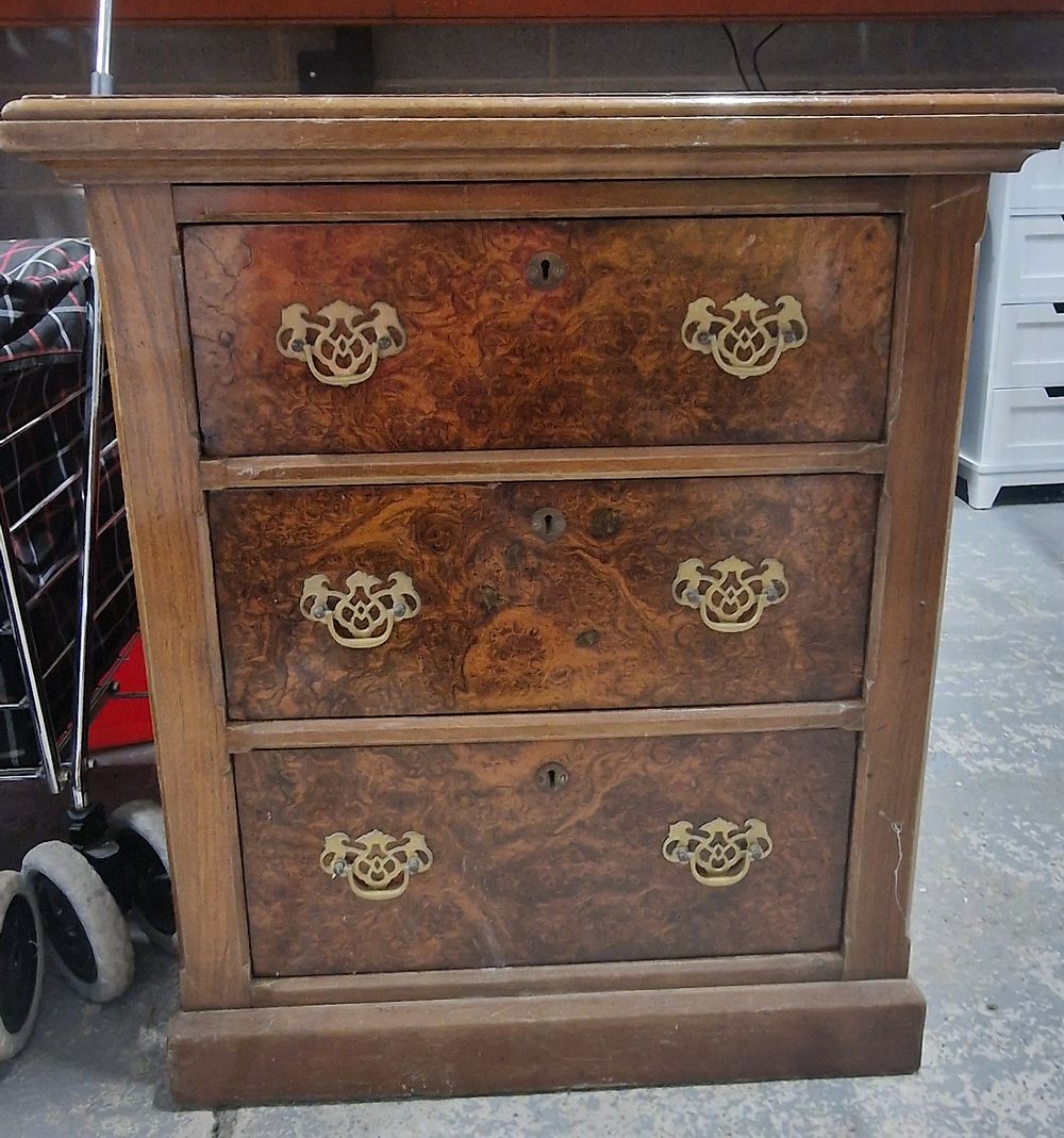 Lot 320: Three Drawer Chest