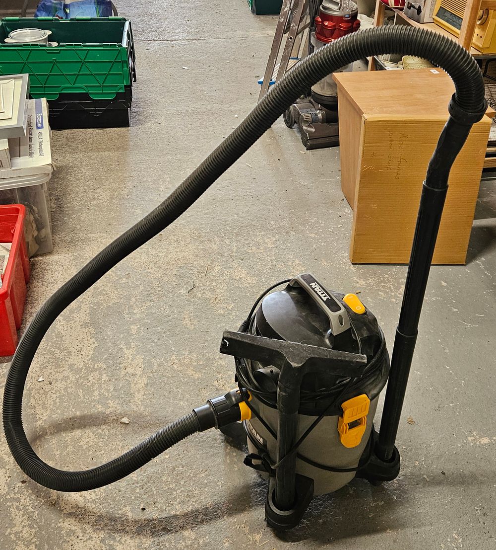Lot 324: Titan Commercial Vacuum Cleaner