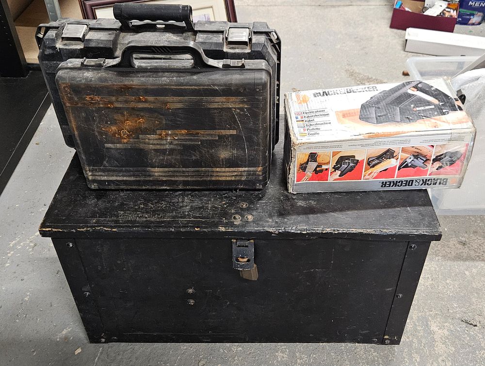 Lot 229: Large Tool Chest with a large selection of tools