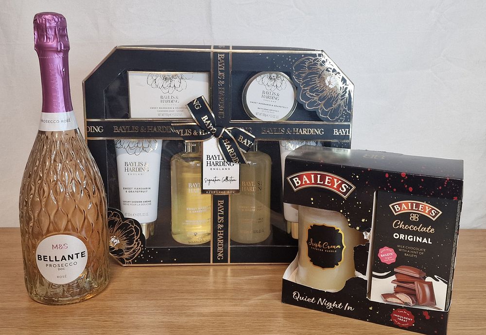 Lot 193: Prosecco And Gift Sets