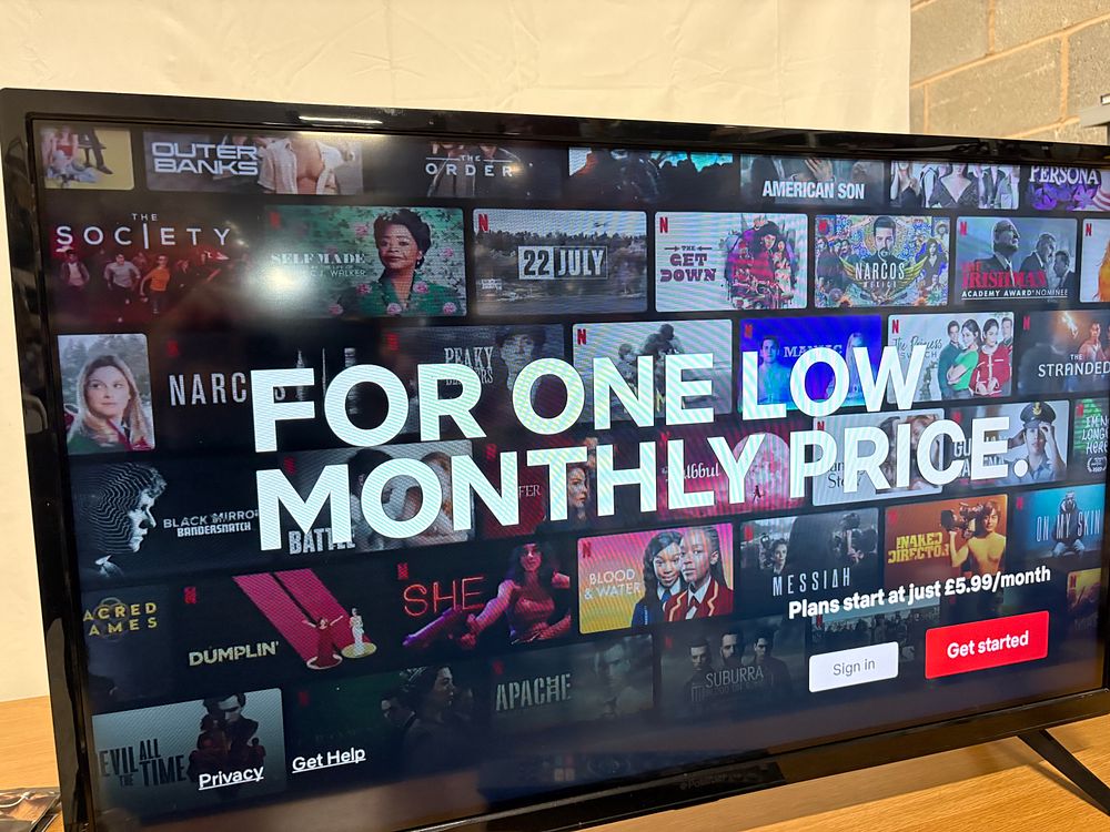 Lot 221: 32 inch Smart TV