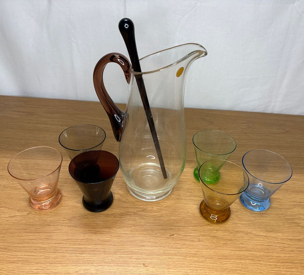 Lot 283: Retro Glass Jug and 6 Coloured Glasses