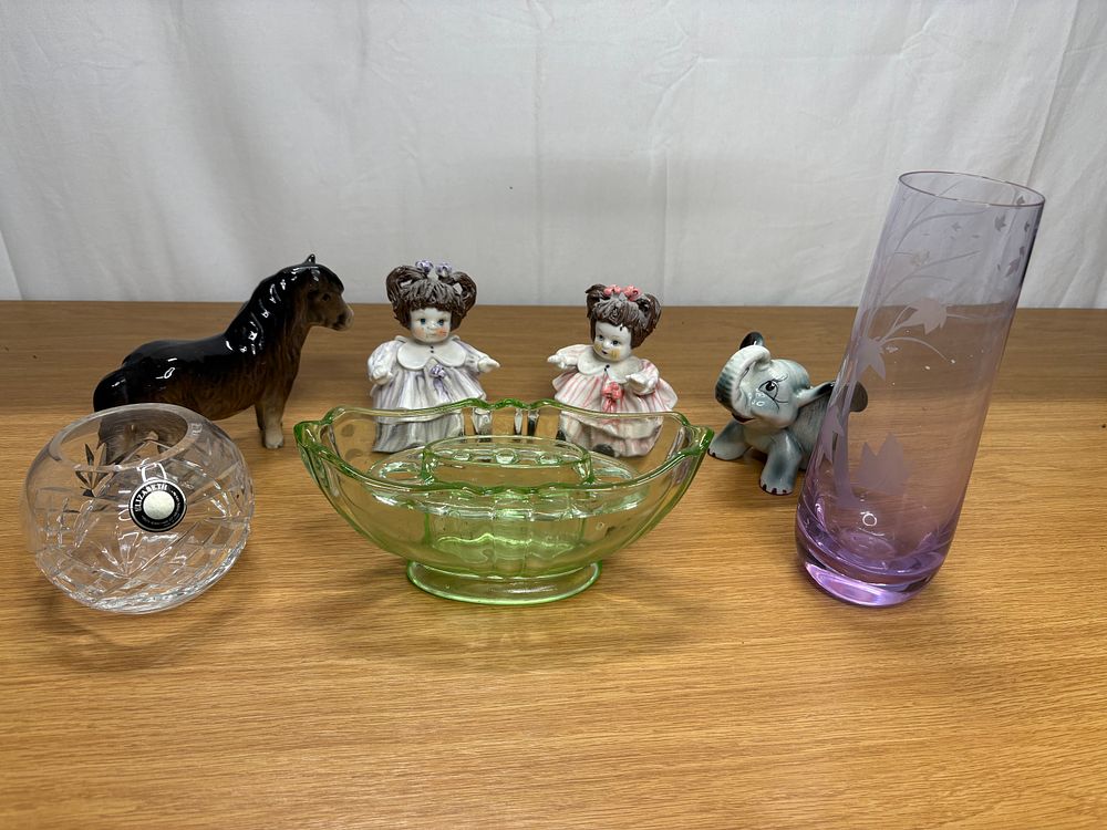 Lot 288: Mixed Decorative Ceramic and Glass Items.