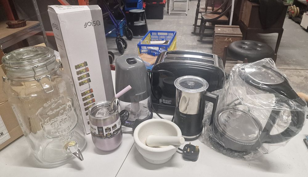 Lot 162: Selection Of 8 Kitchen Items