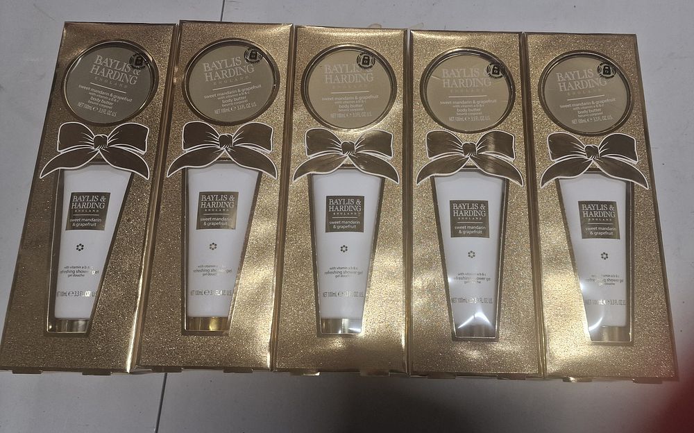 Lot 165: 4 Baylis And Harding Gift Sets