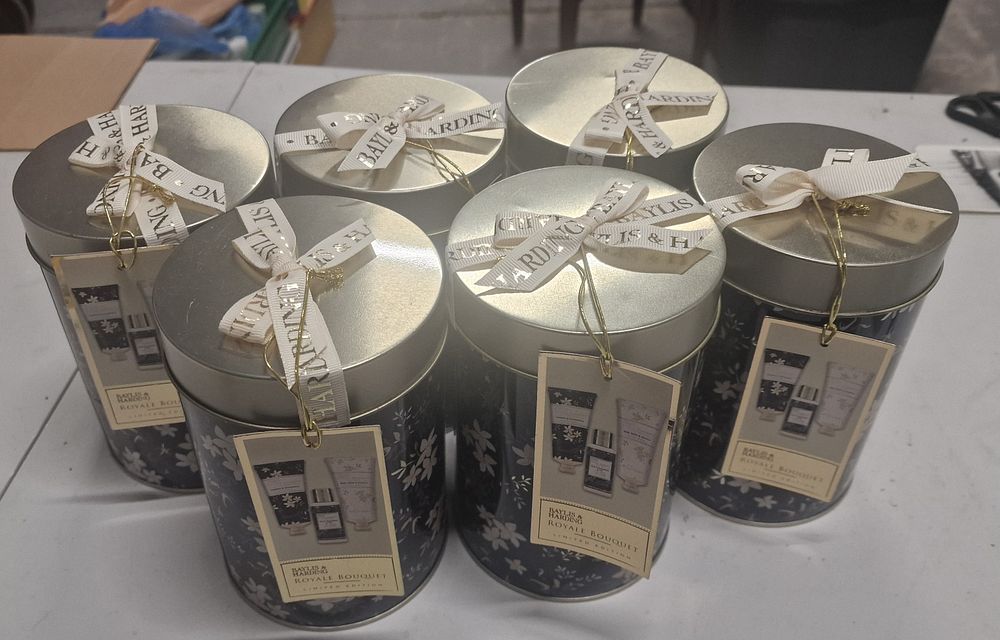 Lot 173: 6 Baylis And Harding Gift Sets