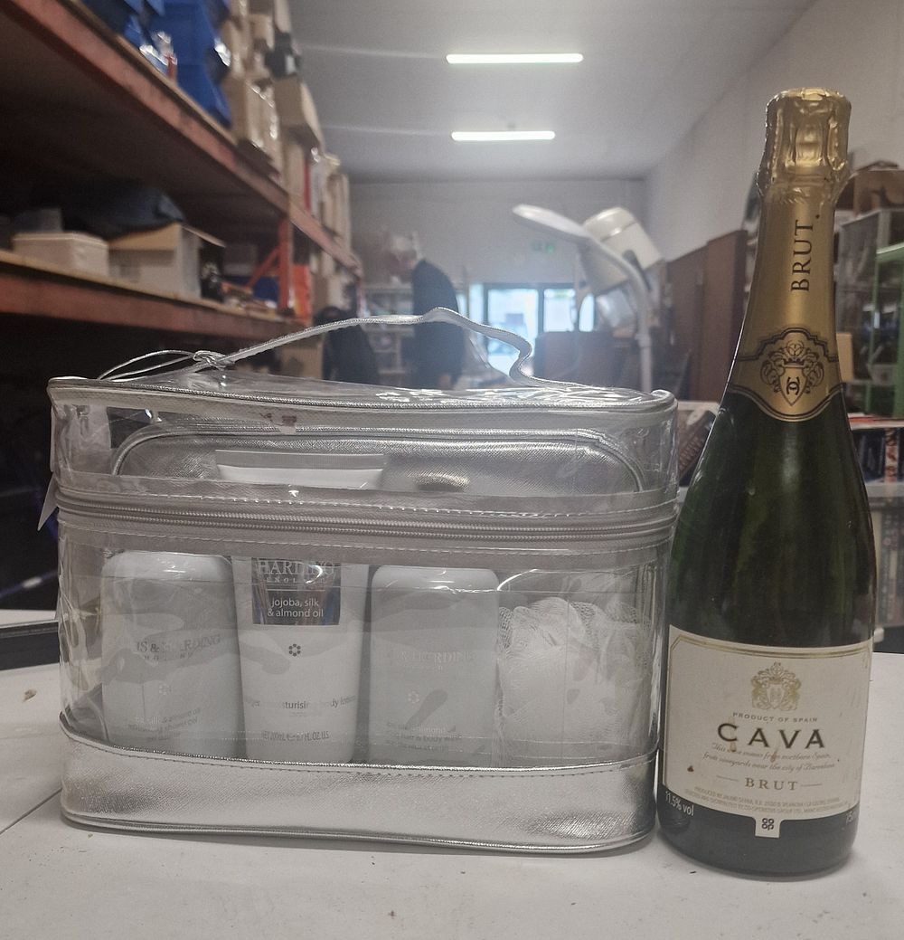 Lot 186: Cava and Gift Set