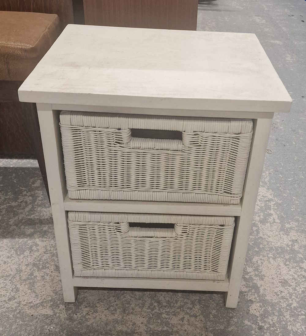 Lot 190: 2 Drawer Chest