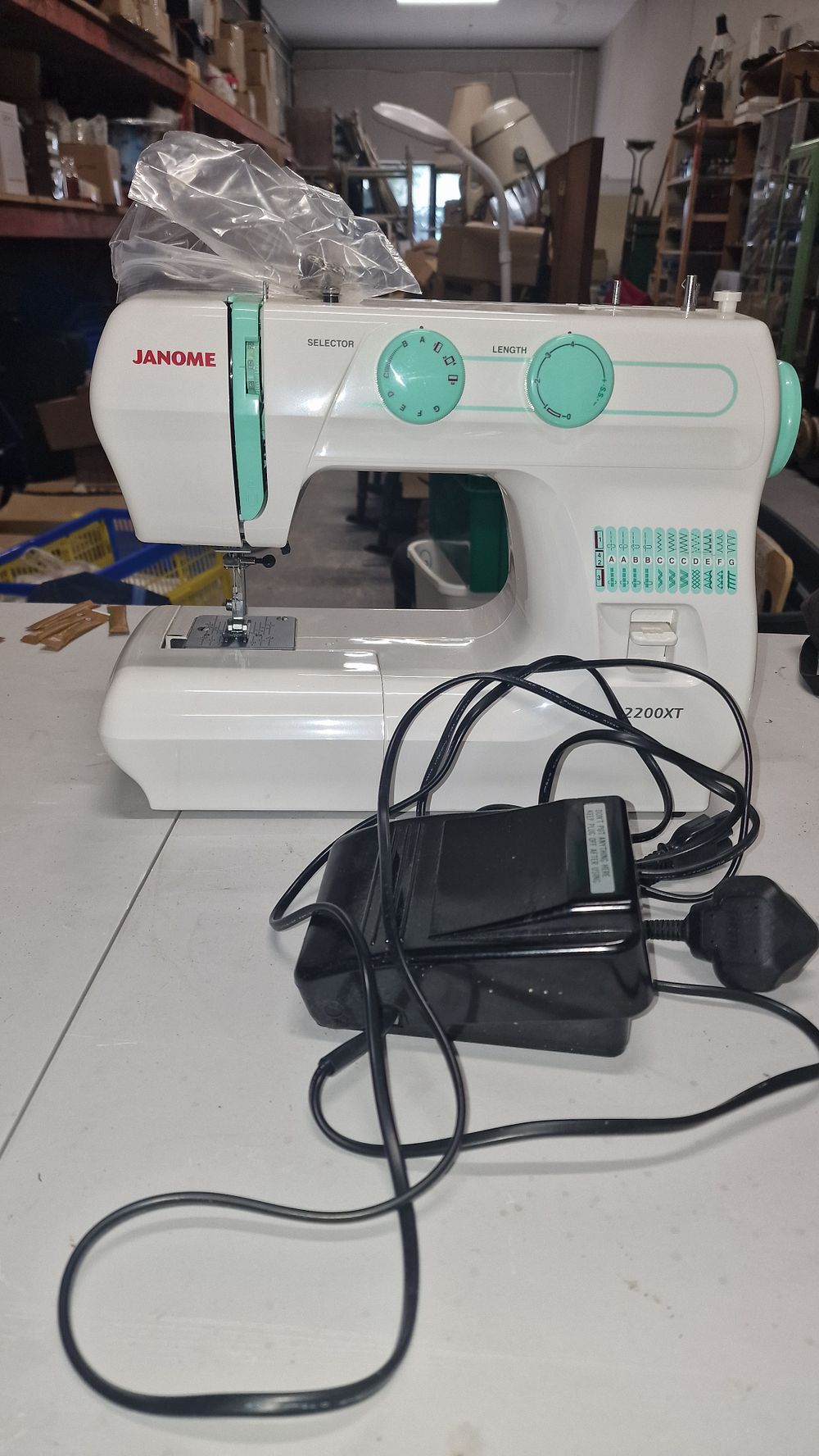 Lot 212: Janome 2200XT Sewing Machine