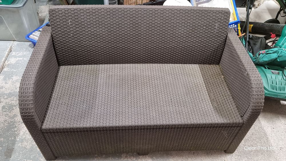 Lot 202: Patio / Garden Settee