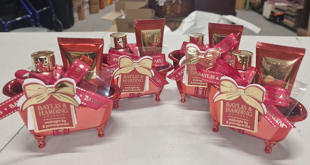 Lot 154: 4 Mini Bathtub Baylis and Harding Gift Sets