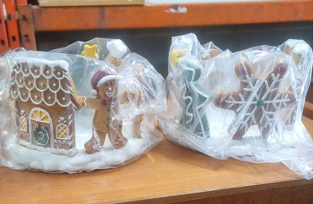 2 yankee candle jar sleeves Gingerbread. New in box Christmas themed yankee jar sleeves
