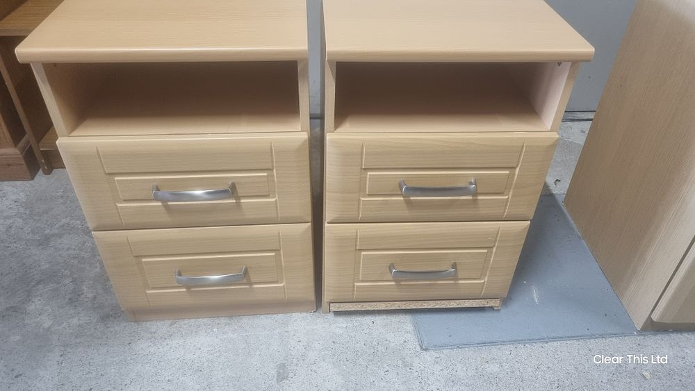 Lot 198: Set of 2 wooden bedside tables