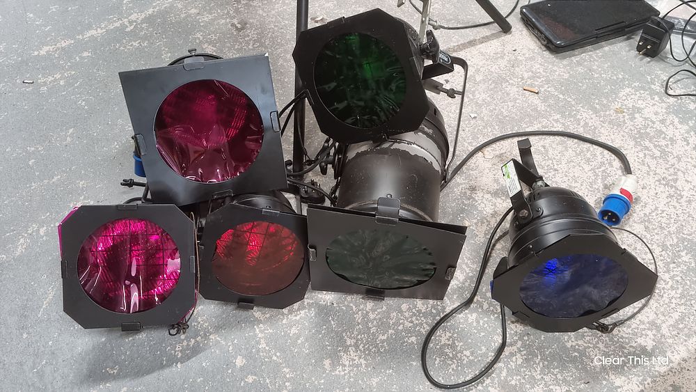 Lot 159: 6 stage lights